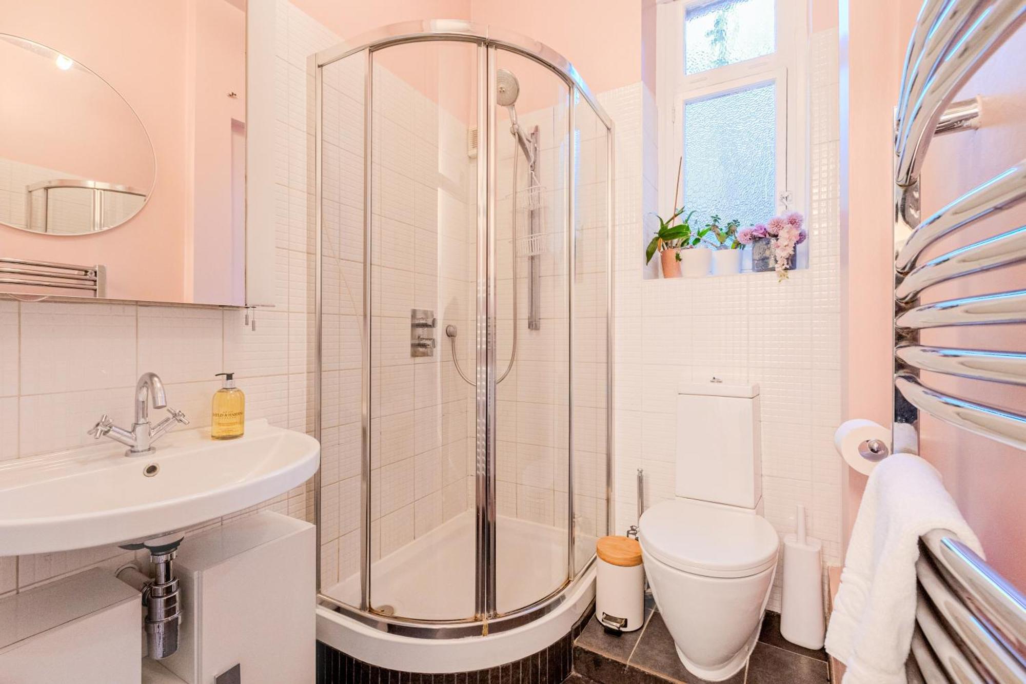 New Listing! 1br In London, 5 Min Tube Appartement Londen